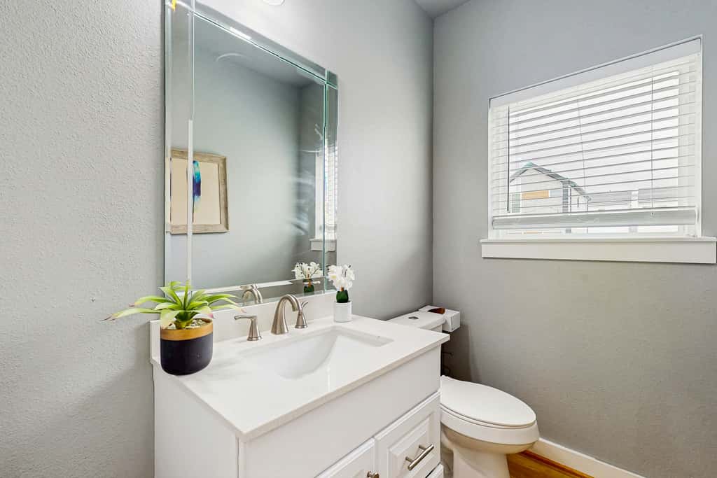 3 BR Home w/ billiards & ping pong, Near Downtown