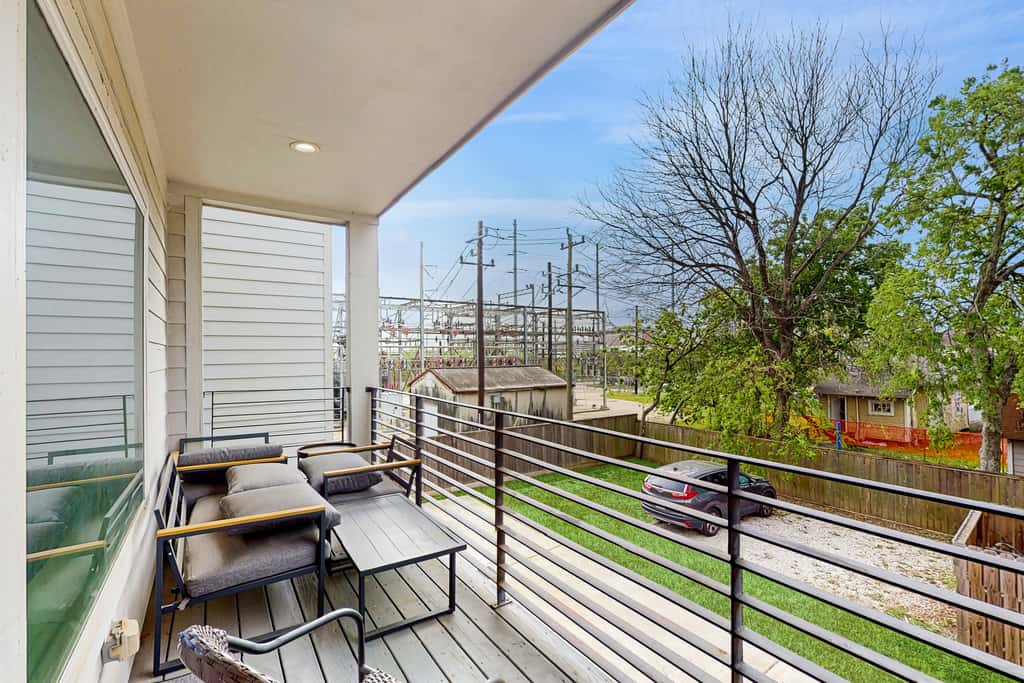 3 BR Home w/ billiards & ping pong, Near Downtown