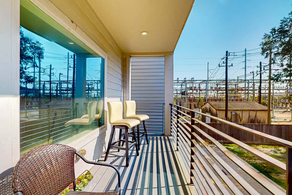 3 BR Home w/ billiards & ping pong, Near Downtown
