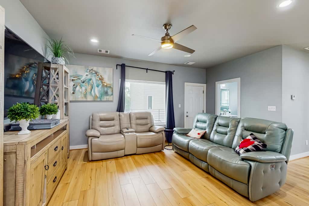 3 BR Home w/ billiards & ping pong, Near Downtown