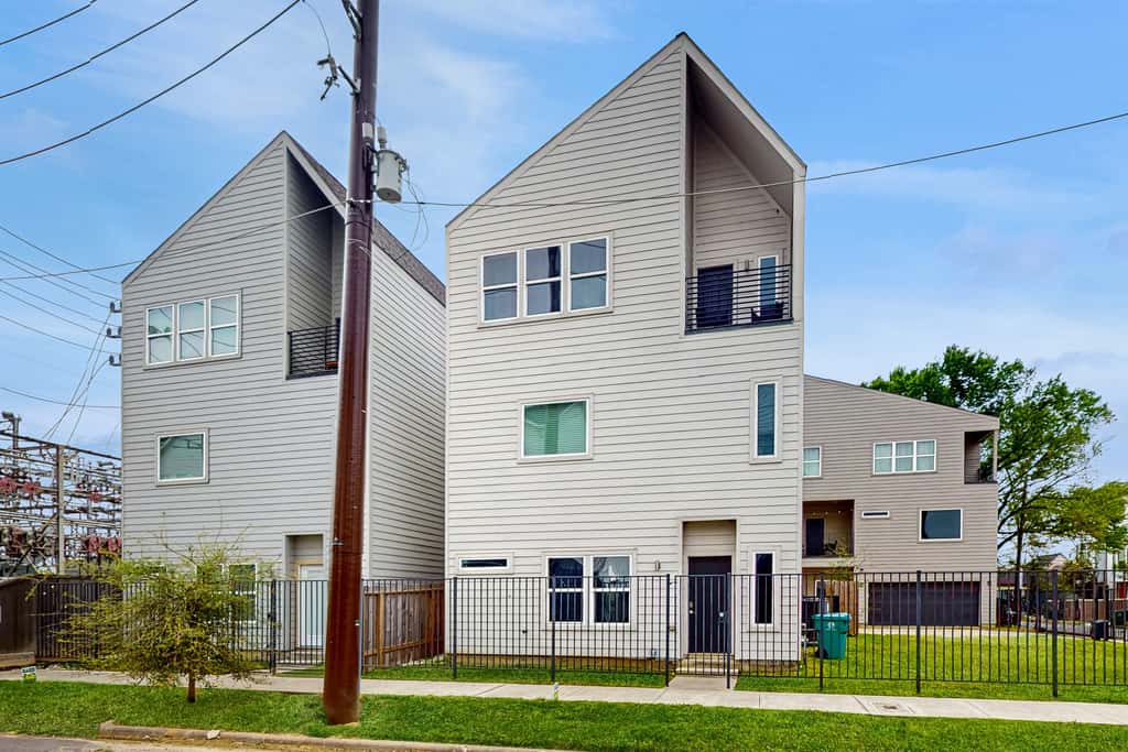 3 BR Home w/ billiards & ping pong, Near Downtown