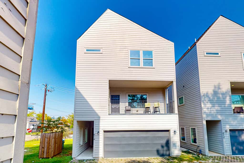 3 BR Home w/ billiards & ping pong, Near Downtown