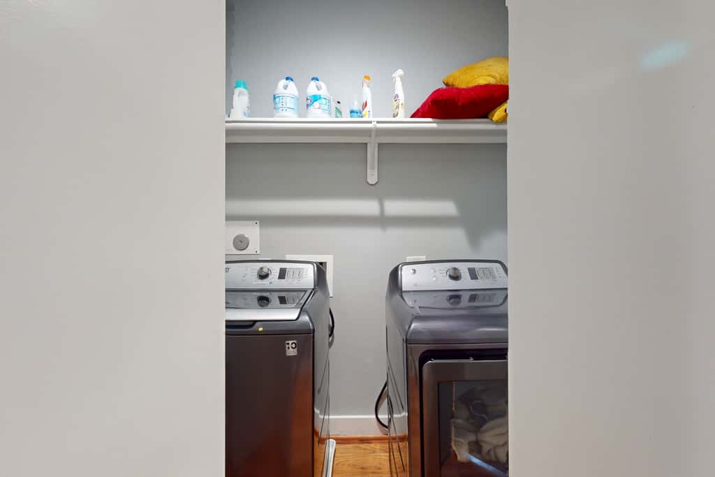 3 BR Home w/ billiards & ping pong, Near Downtown