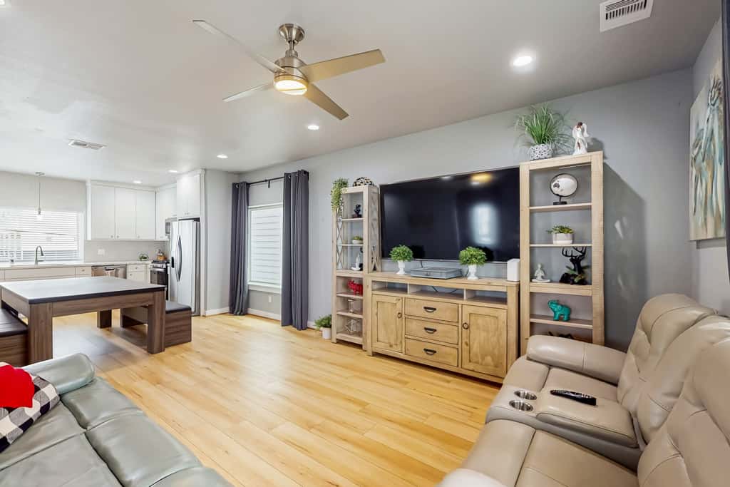 3 BR Home w/ billiards & ping pong, Near Downtown