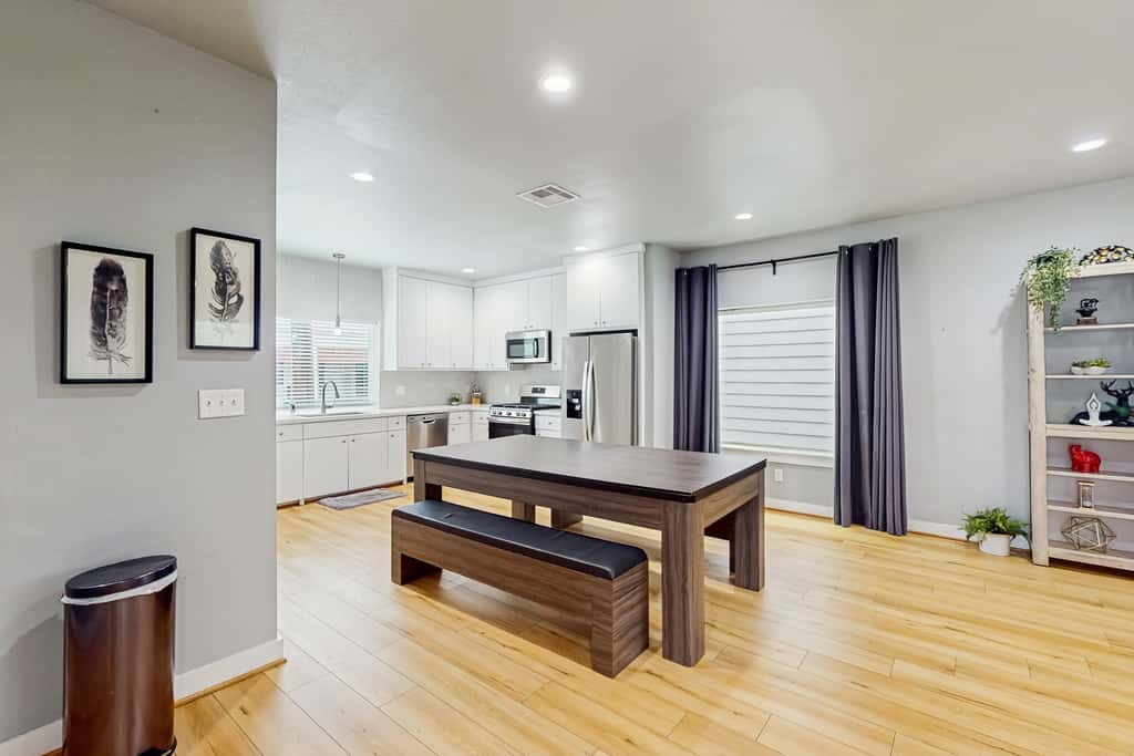 3 BR Home w/ billiards & ping pong, Near Downtown