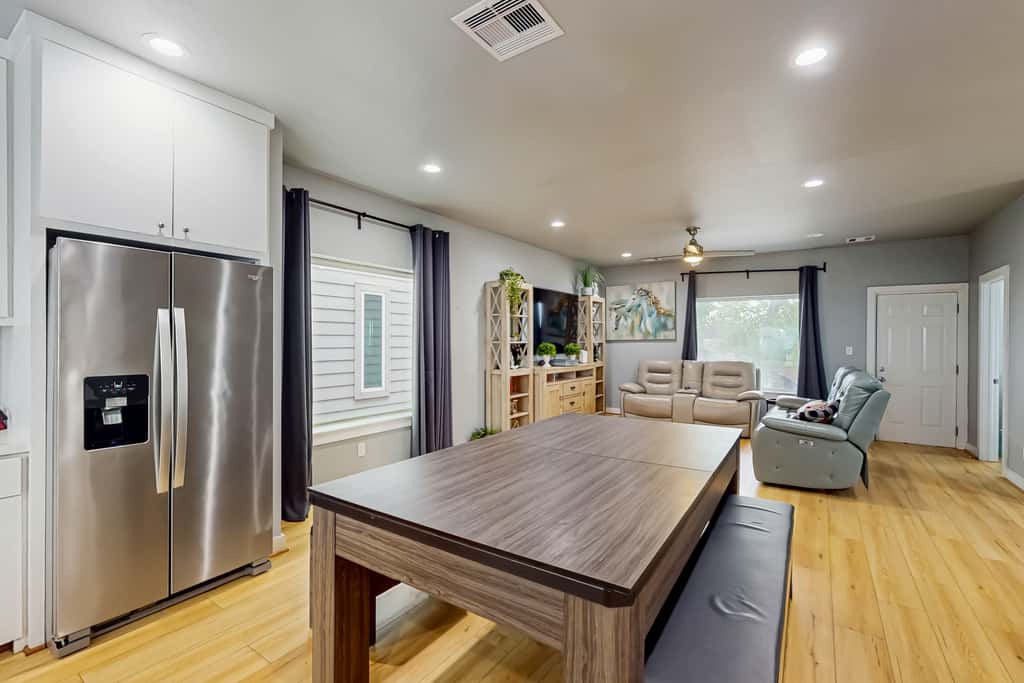 3 BR Home w/ billiards & ping pong, Near Downtown