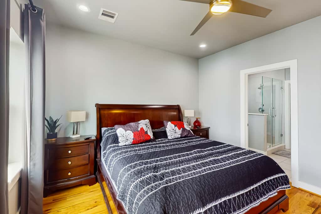3 BR Home w/ billiards & ping pong, Near Downtown