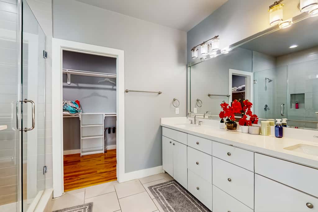 3 BR Home w/ billiards & ping pong, Near Downtown