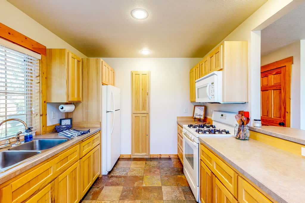 Gateway to Crater Lake! Resort Retreat w/ Pool