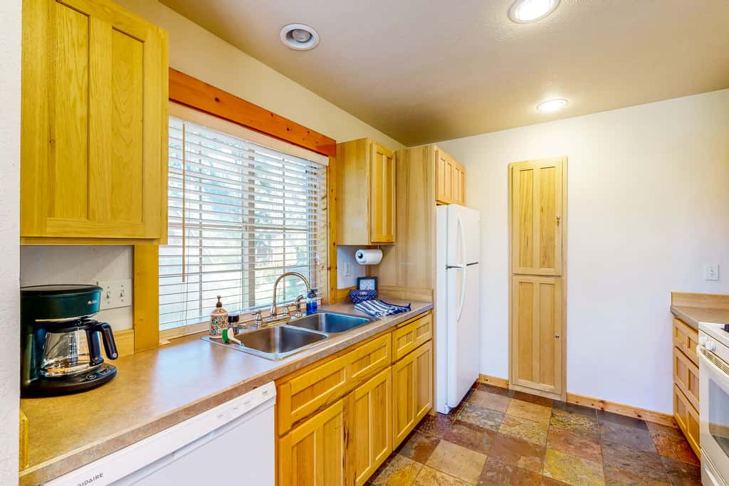 Gateway to Crater Lake! Resort Retreat w/ Pool