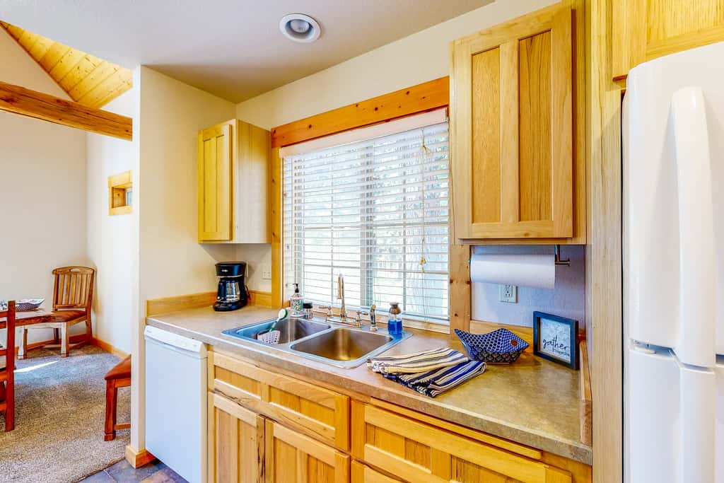 Gateway to Crater Lake! Resort Retreat w/ Pool