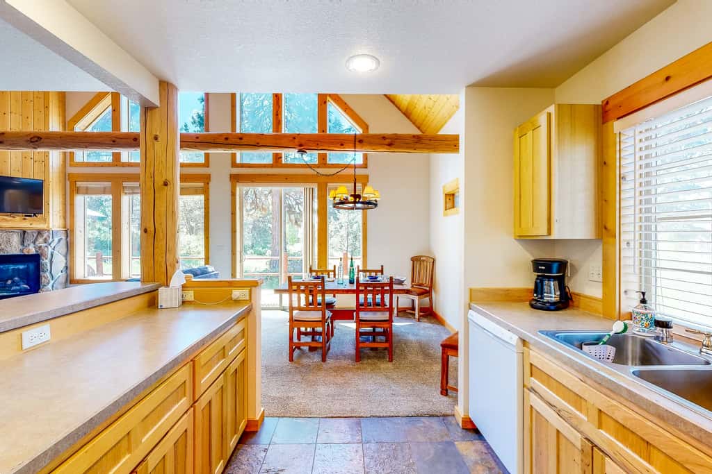 Gateway to Crater Lake! Resort Retreat w/ Pool