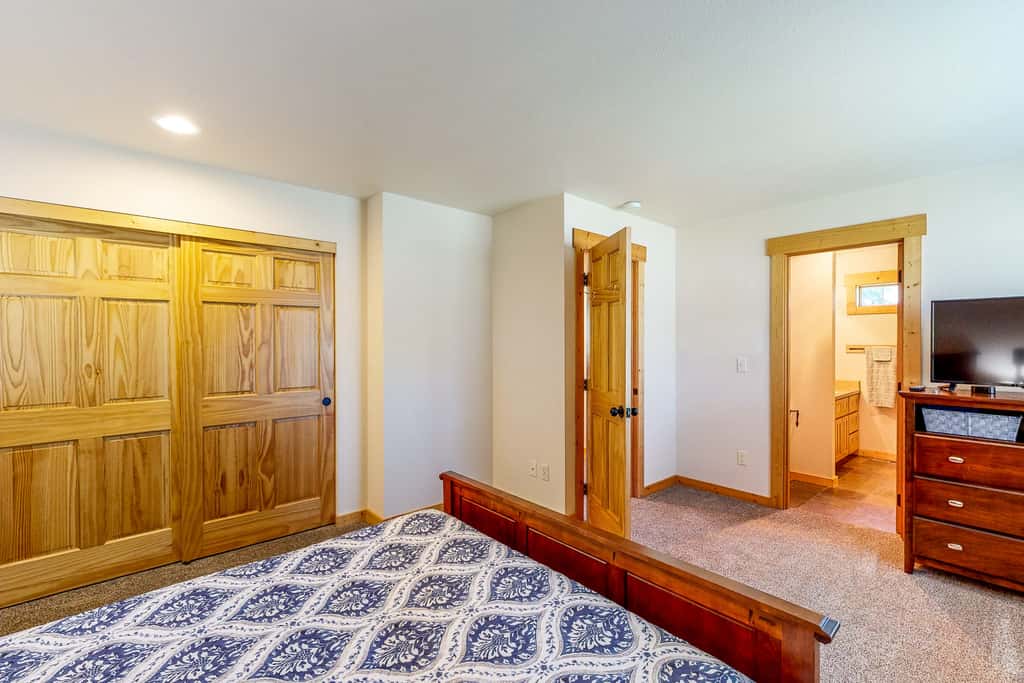 Gateway to Crater Lake! Resort Retreat w/ Pool