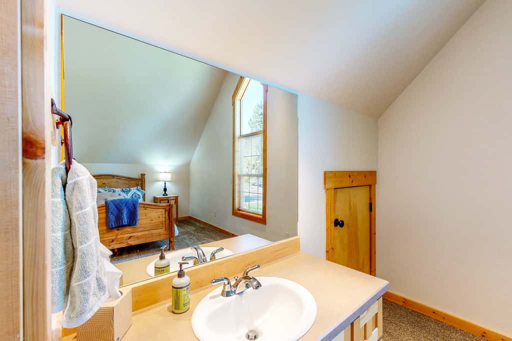Gateway to Crater Lake! Resort Retreat w/ Pool
