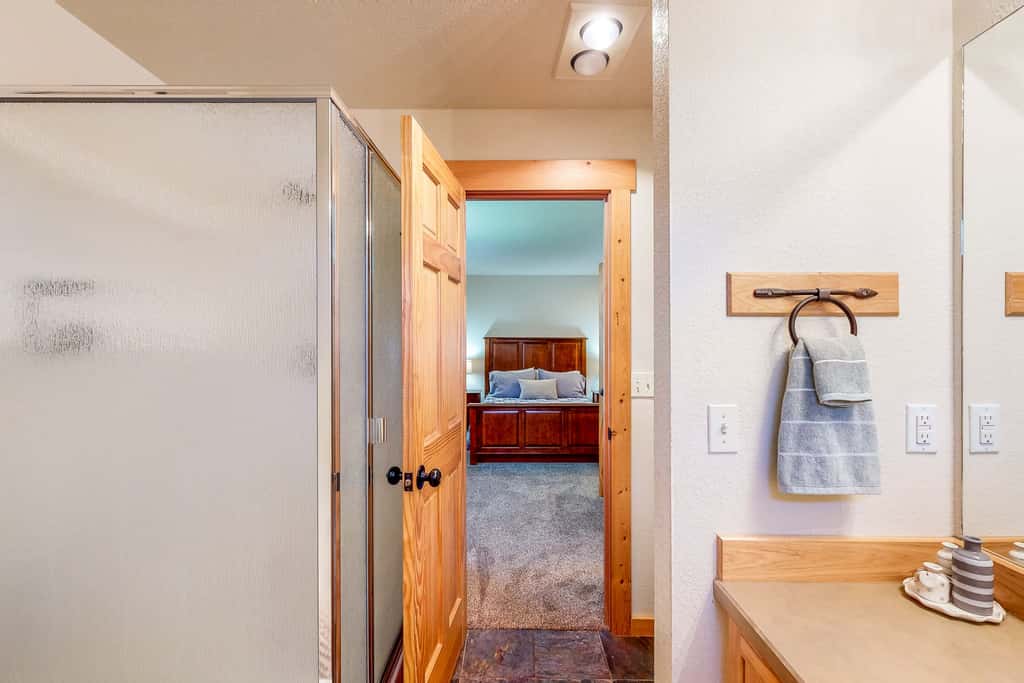 Gateway to Crater Lake! Resort Retreat w/ Pool