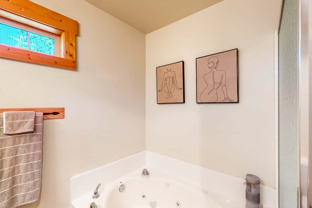 Gateway to Crater Lake! Resort Retreat w/ Pool