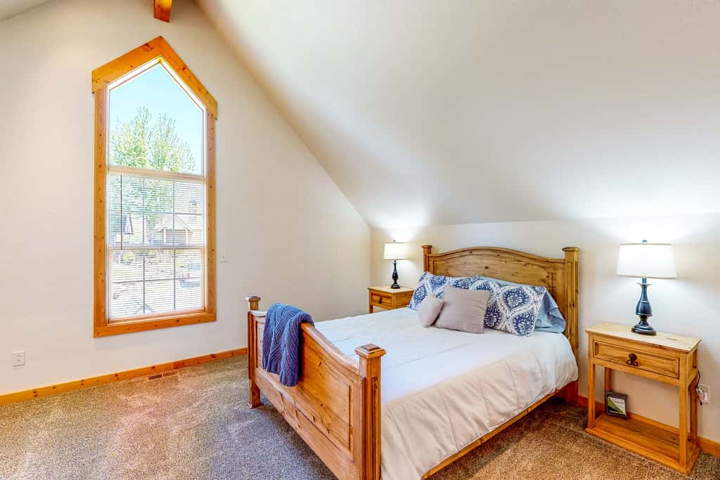 Gateway to Crater Lake! Resort Retreat w/ Pool