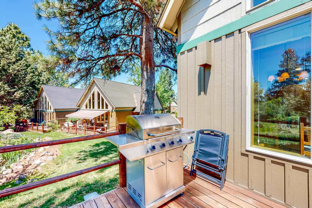 Gateway to Crater Lake! Resort Retreat w/ Pool