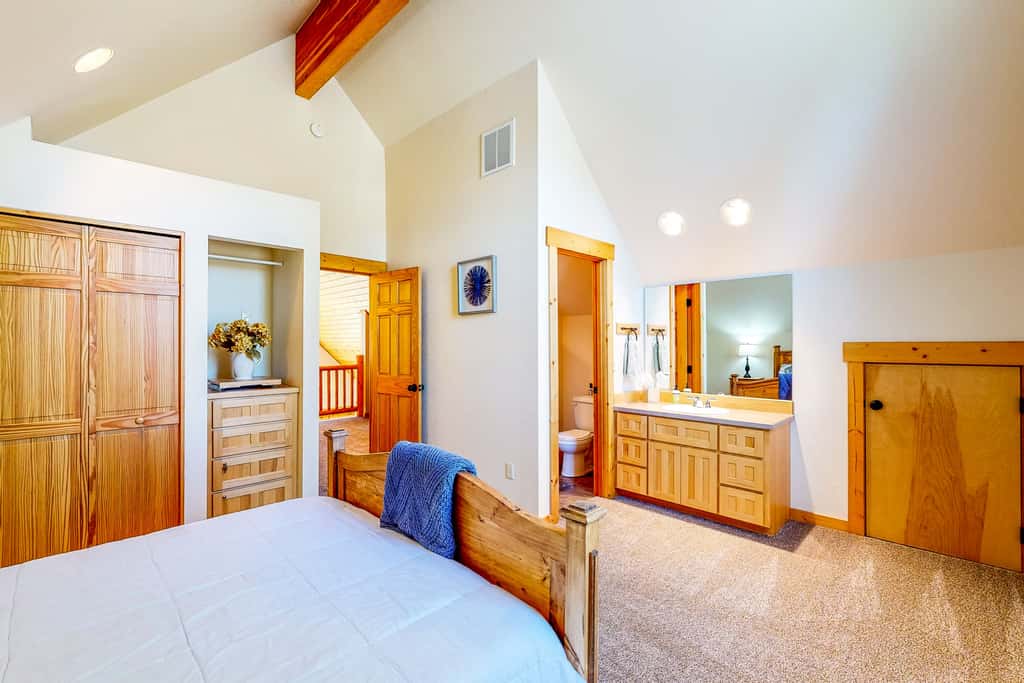 Gateway to Crater Lake! Resort Retreat w/ Pool