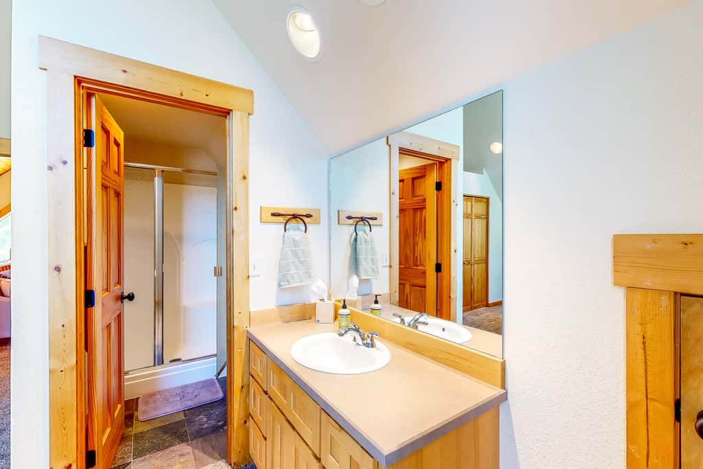 Gateway to Crater Lake! Resort Retreat w/ Pool