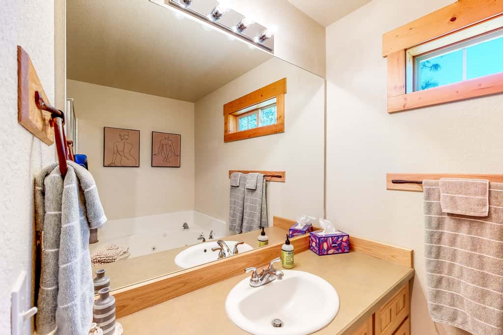 Gateway to Crater Lake! Resort Retreat w/ Pool