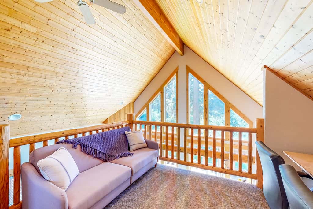 Gateway to Crater Lake! Resort Retreat w/ Pool