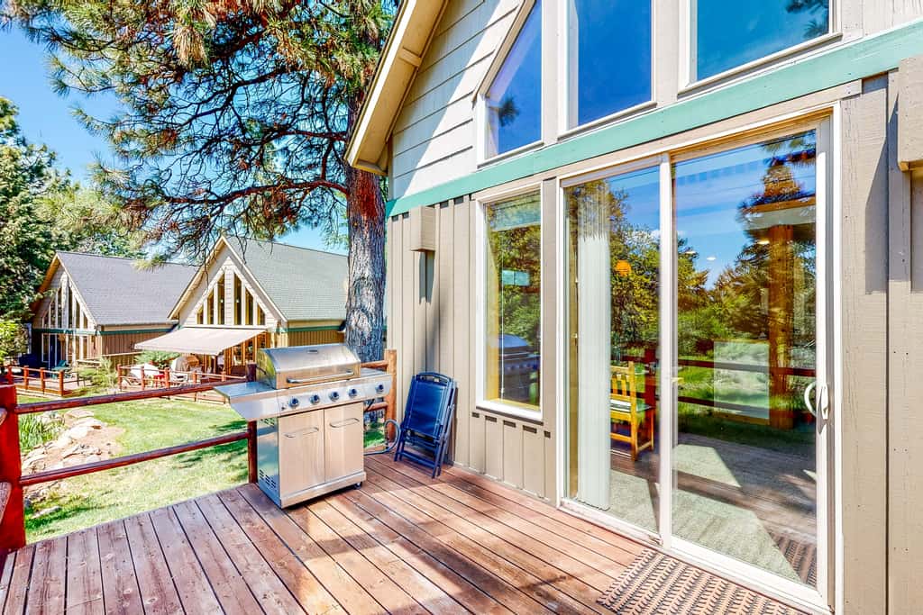 Gateway to Crater Lake! Resort Retreat w/ Pool