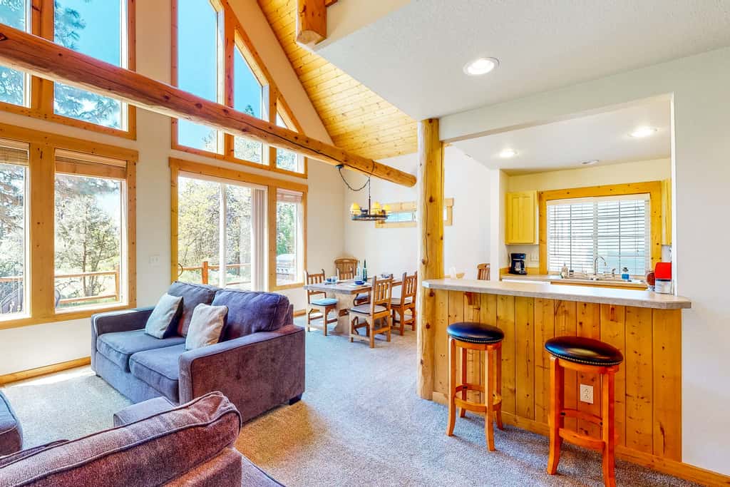 Gateway to Crater Lake! Resort Retreat w/ Pool