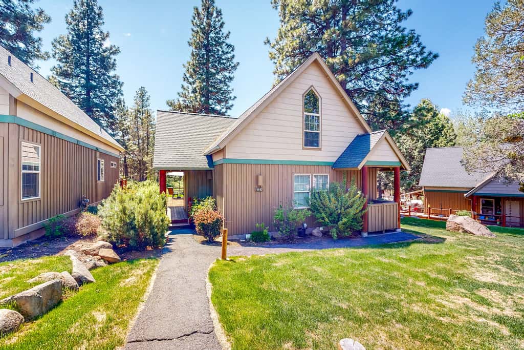 Gateway to Crater Lake! Resort Retreat w/ Pool