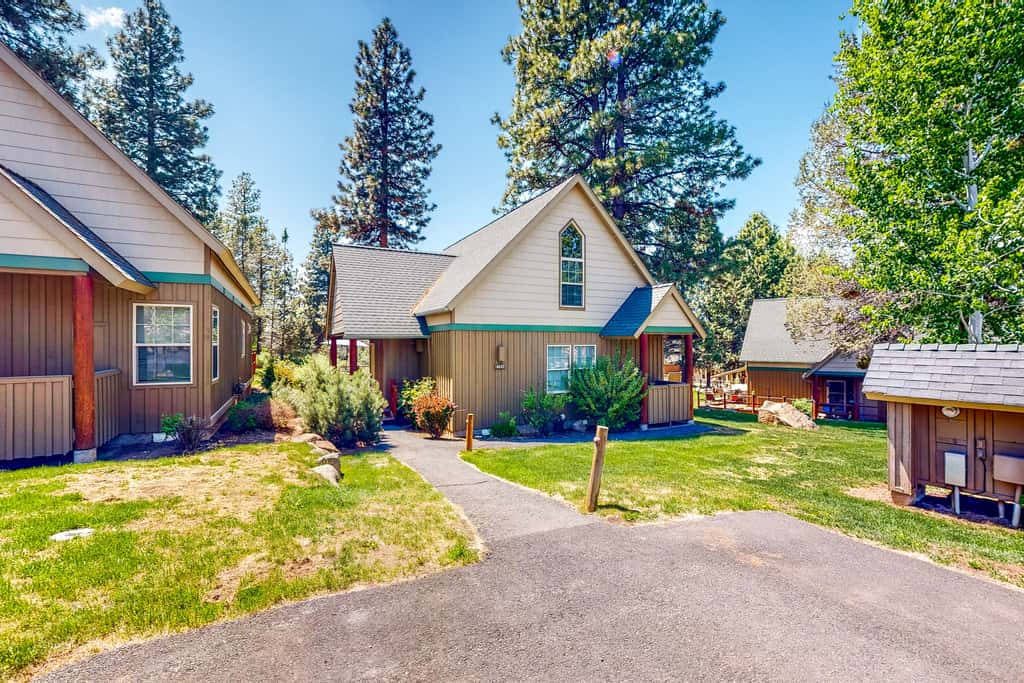 Gateway to Crater Lake! Resort Retreat w/ Pool