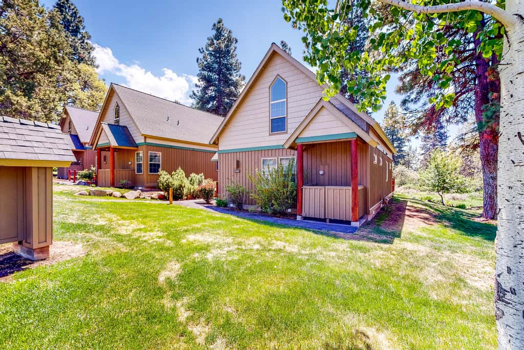 Gateway to Crater Lake! Resort Retreat w/ Pool