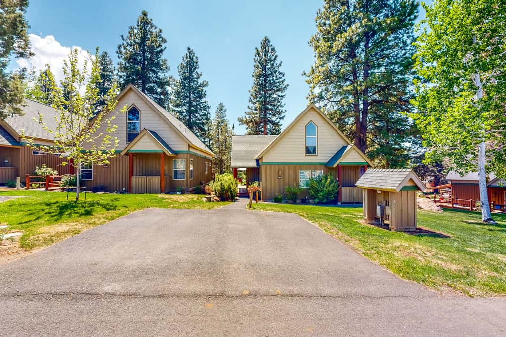Gateway to Crater Lake! Resort Retreat w/ Pool