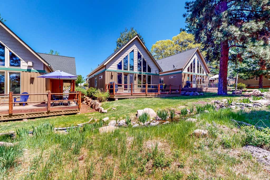 Gateway to Crater Lake! Resort Retreat w/ Pool
