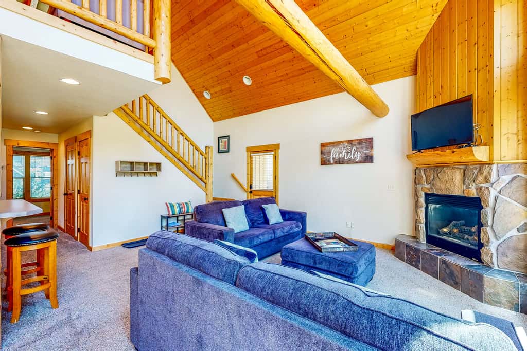 Gateway to Crater Lake! Resort Retreat w/ Pool