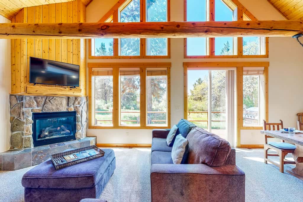 Gateway to Crater Lake! Resort Retreat w/ Pool