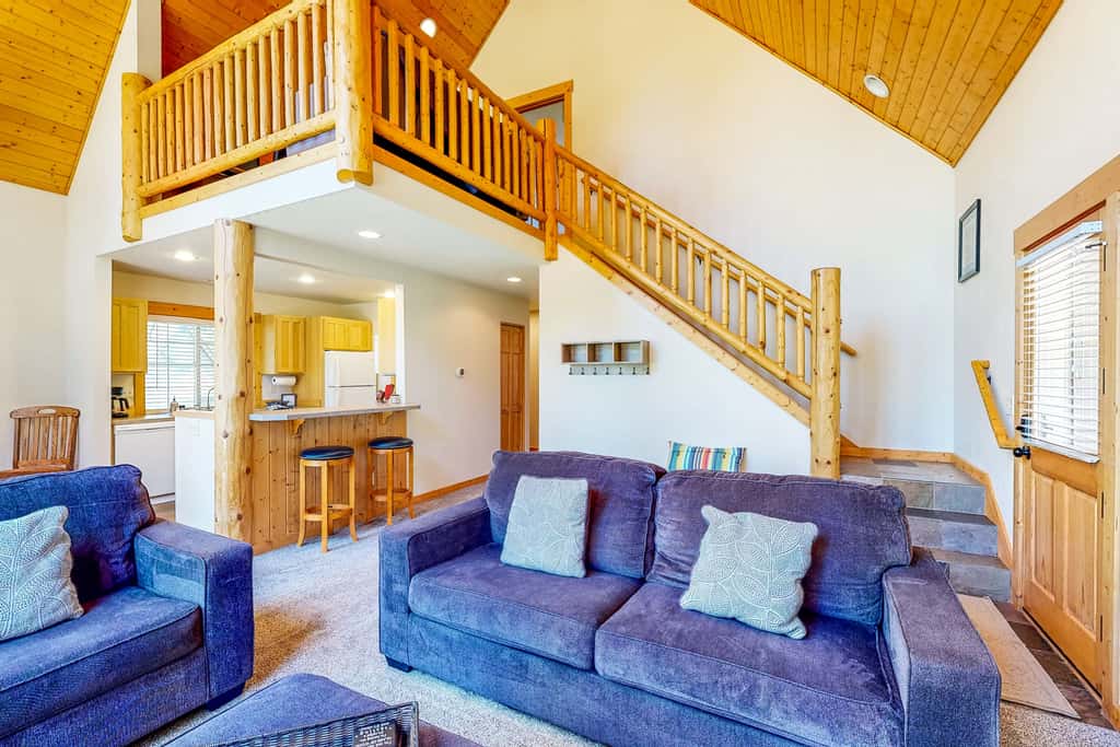 Gateway to Crater Lake! Resort Retreat w/ Pool