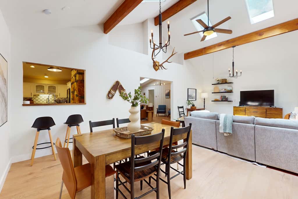 Hot Tub & Game Room! Pinetop 'Wild Horse Retreat'