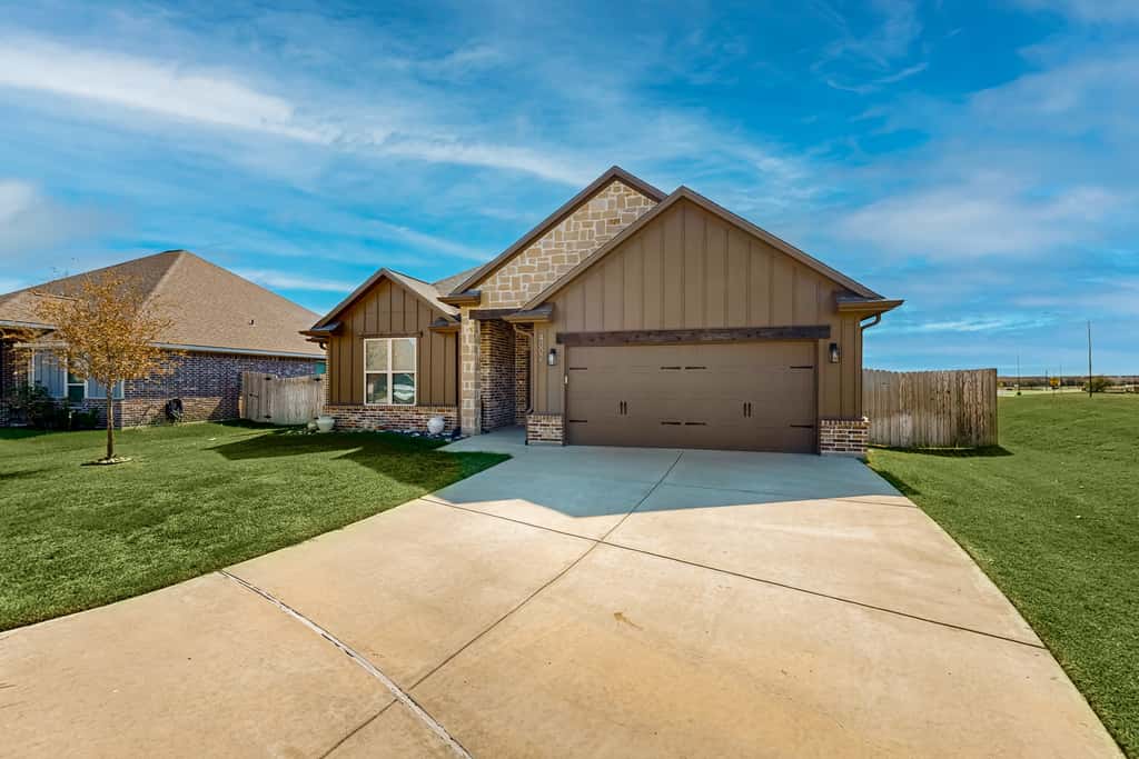 Family Retreat! South College Station Home w/ Yard