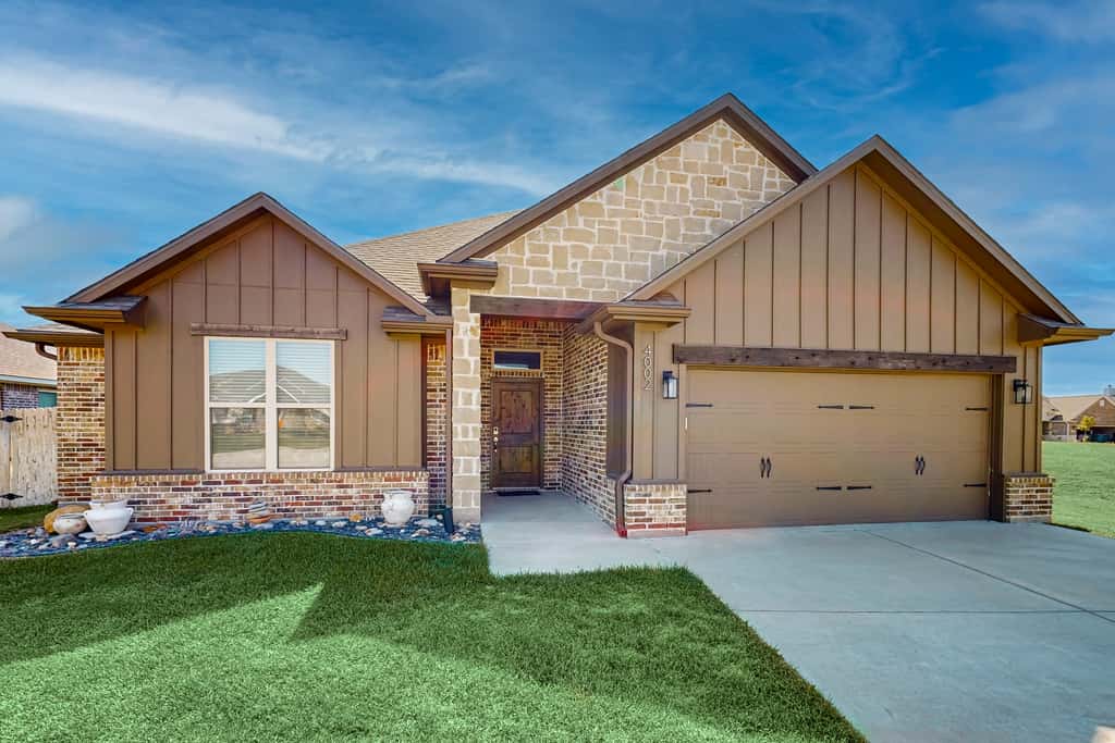 Family Retreat! South College Station Home w/ Yard