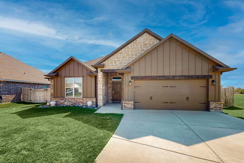 Family Retreat! South College Station Home w/ Yard