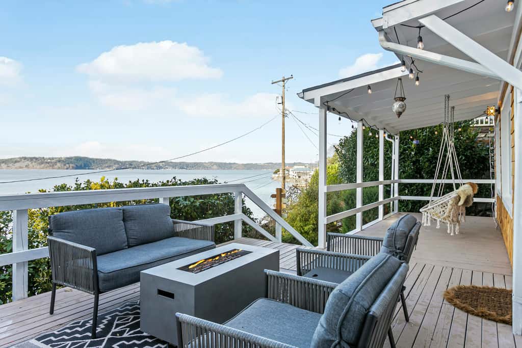'Cedar & Sage' Waterfront Cottage on Puget Sound