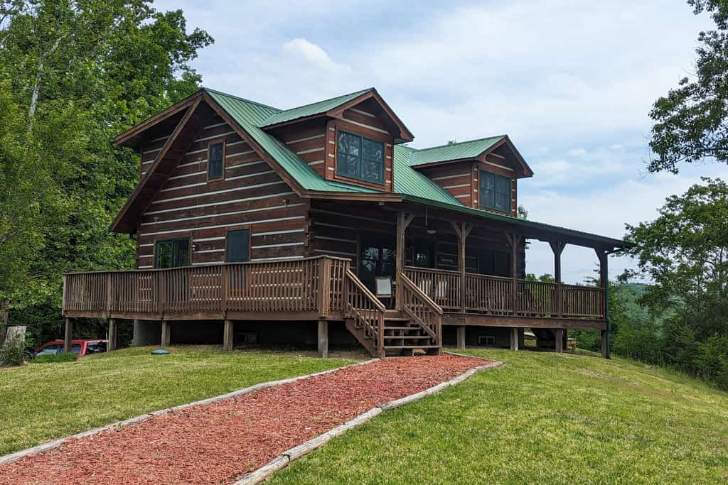 Hot Tub & River Views: 'Doolittle Mountain Cabin' | 3 Bed Marshall