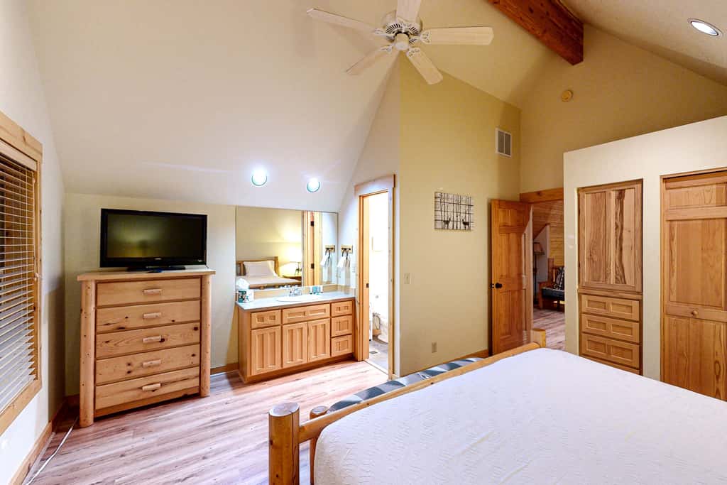 Cabin w/ Mountain Views & Shared Pool & Hot Tub