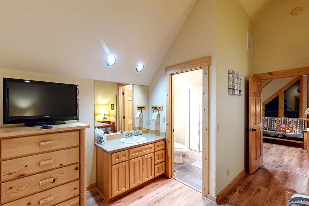 Cabin w/ Mountain Views & Shared Pool & Hot Tub