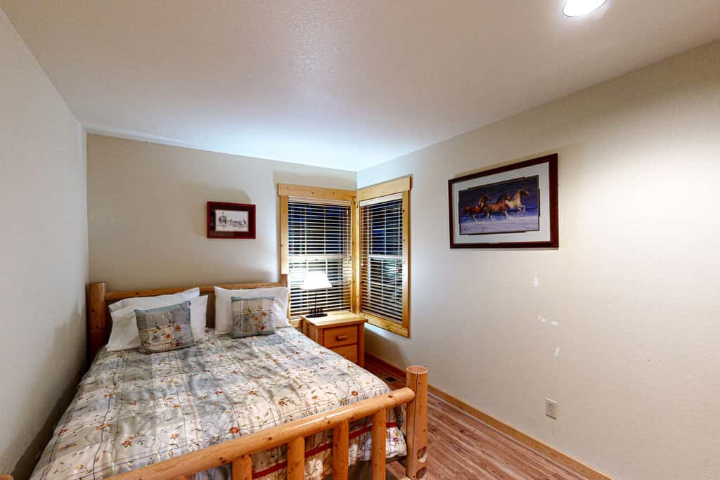 Cabin w/ Mountain Views & Shared Pool & Hot Tub