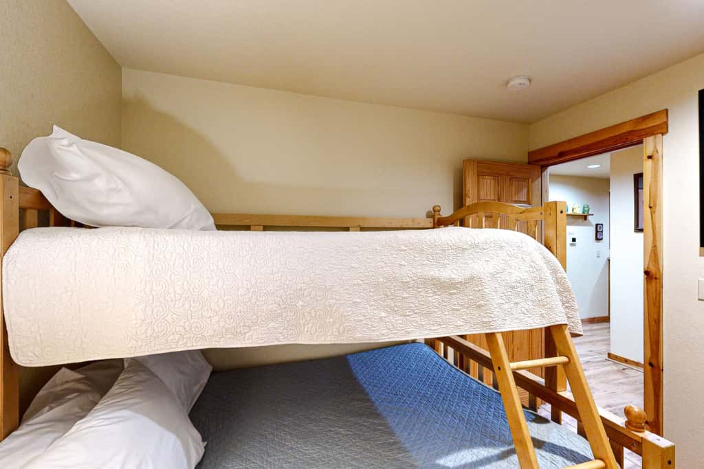 Cabin w/ Mountain Views & Shared Pool & Hot Tub