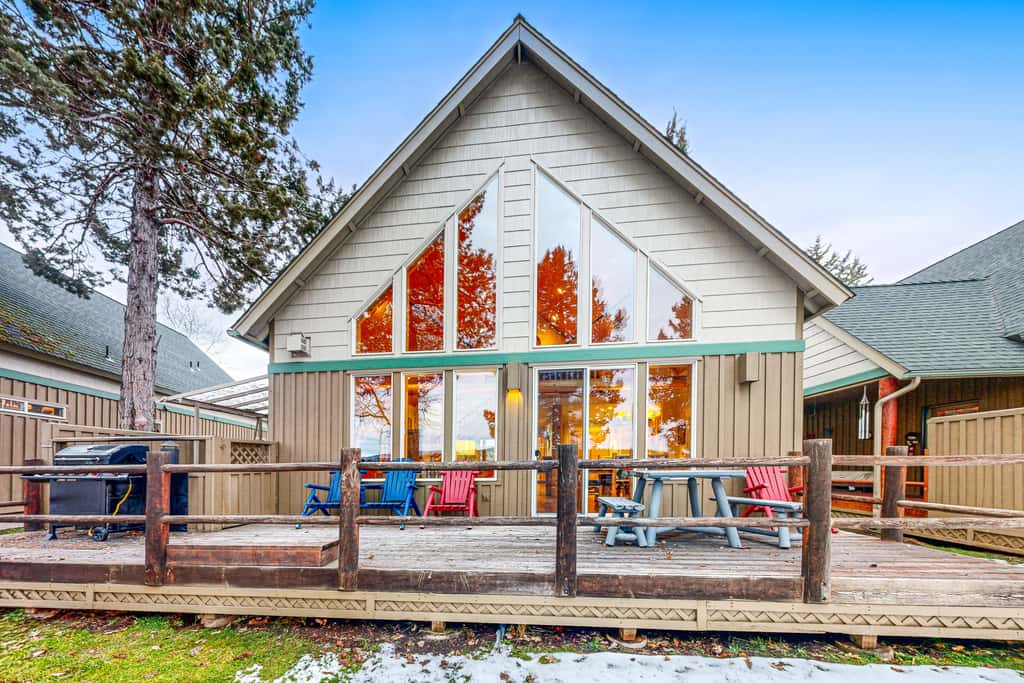 Cabin w/ Mountain Views & Shared Pool & Hot Tub
