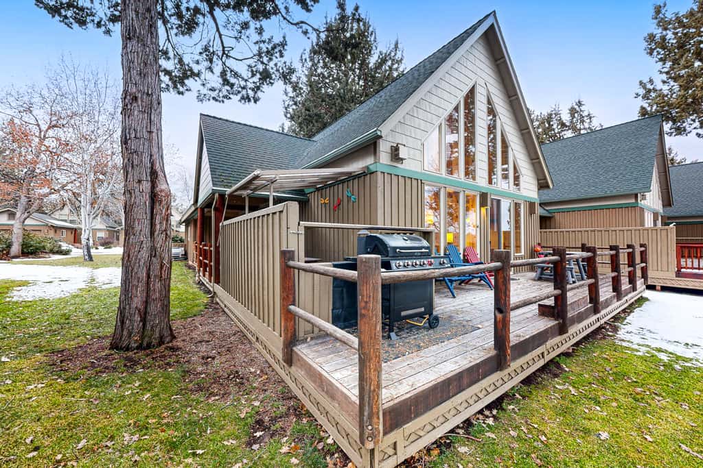 Cabin w/ Mountain Views & Shared Pool & Hot Tub