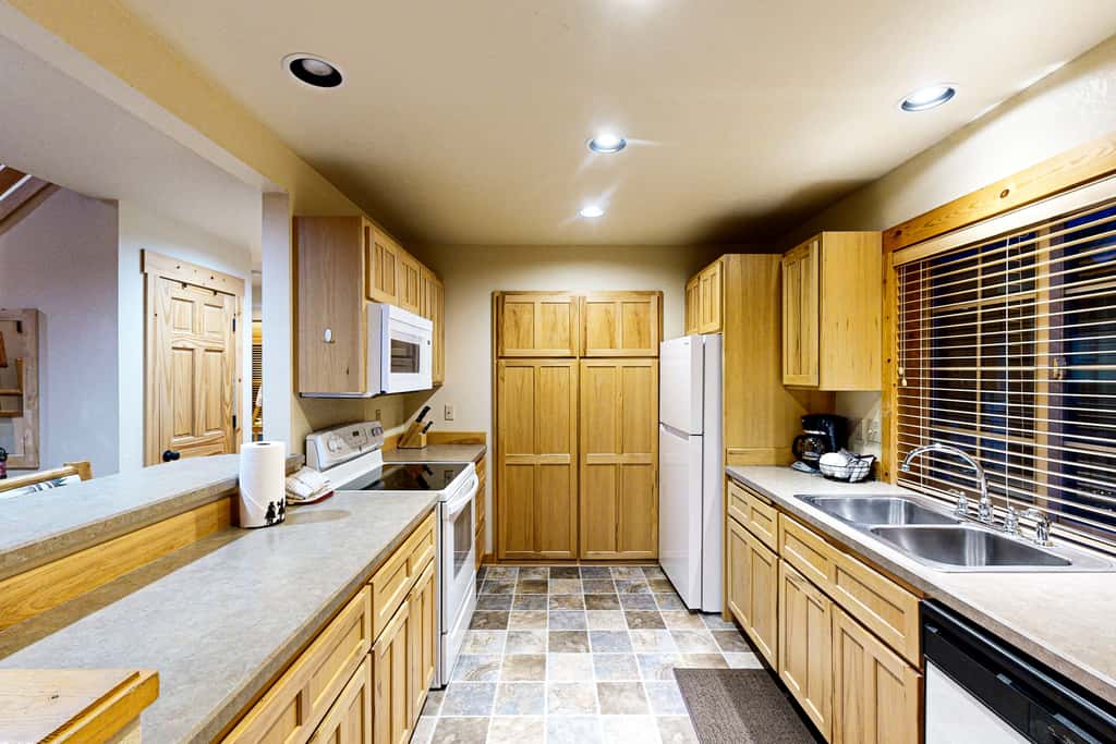 Cabin w/ Mountain Views & Shared Pool & Hot Tub