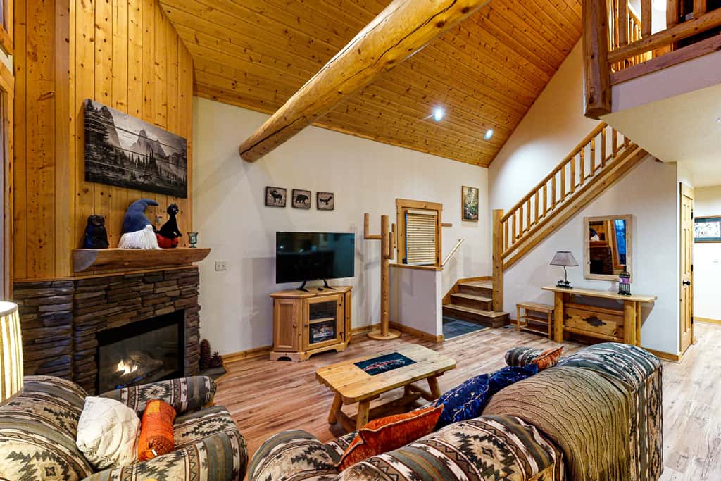 Cabin w/ Mountain Views & Shared Pool & Hot Tub